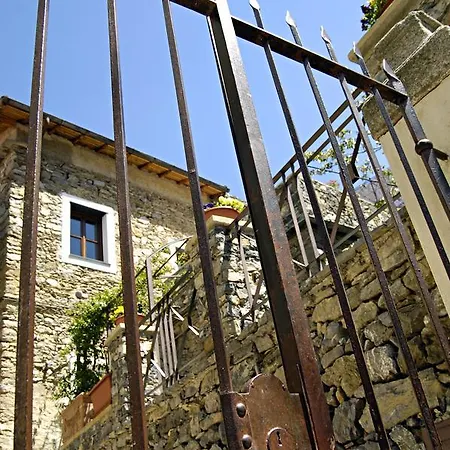 La Casa Dei Nonni Castelbianco Alojamento de Acomodação e Pequeno-almoço Colletta